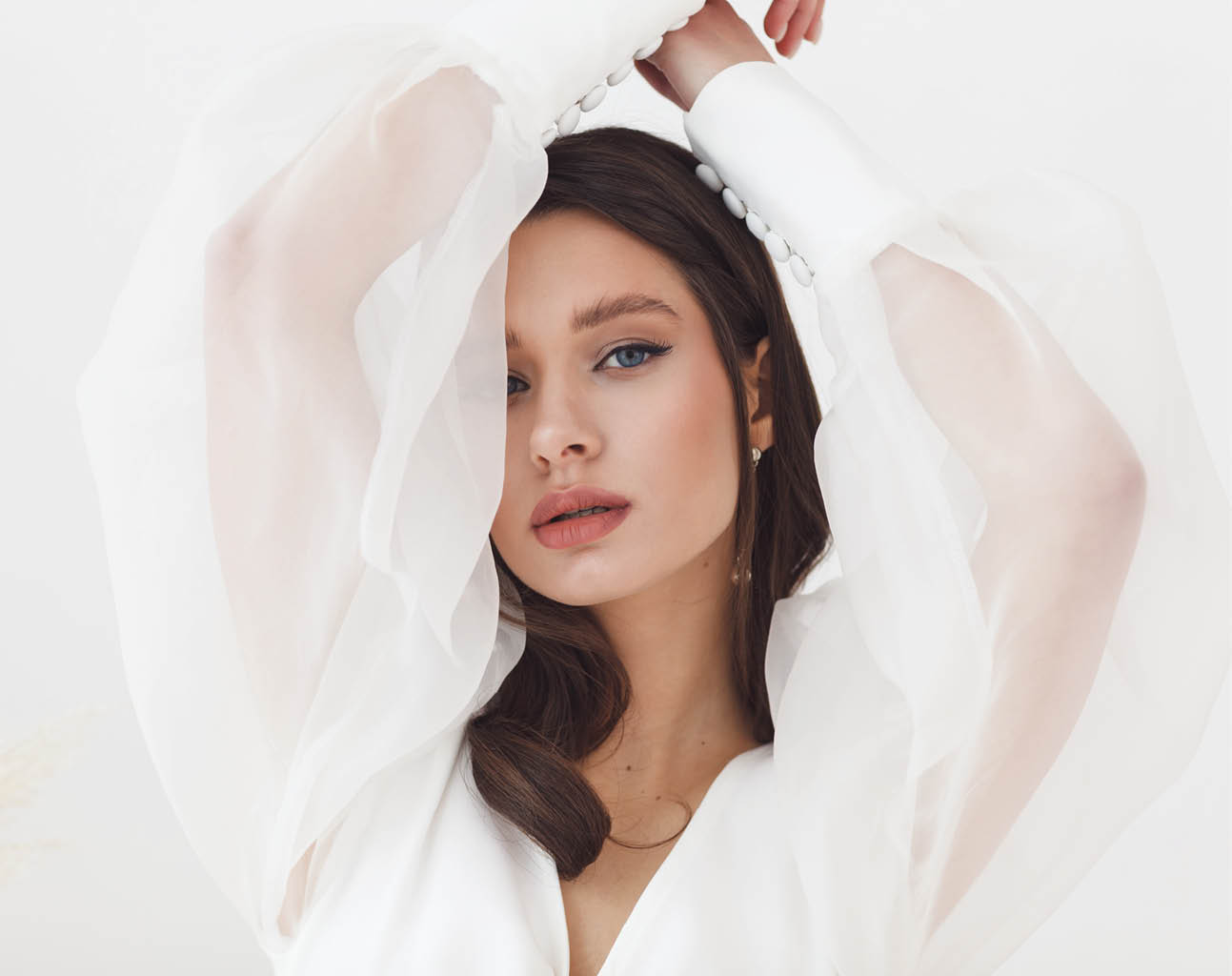 Portrait of elegant beautiful bride wearing fashion wedding dress