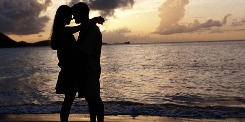 Couple-Walk-In-The-Beach