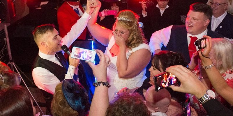 Gary-Barlow-singing-at-fan-wedding