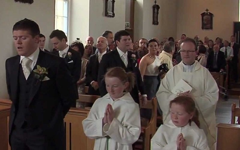 groom serenades bride downt he aisle