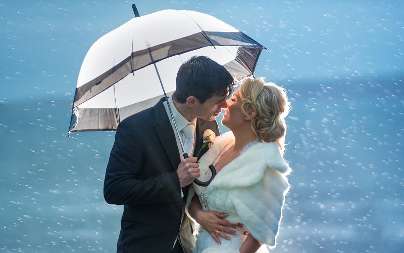 14 fabulous wedding photos that embrace the Irish weather