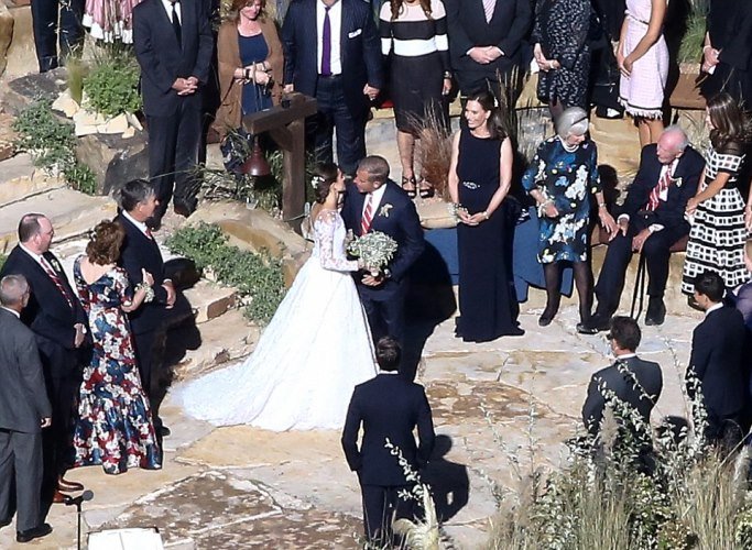 girls star marries in oscar de la renta
