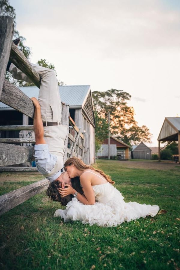 10 Great Pose Ideas for a Bride & Groom