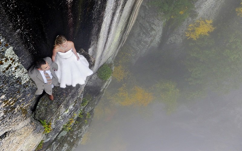 Extreme wedding photos taken on a cliff edge