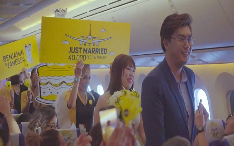 Couple wed on a plane moments after mid-flight proposal