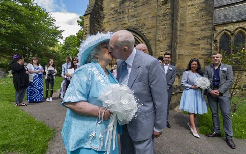 elderly couple marry 4