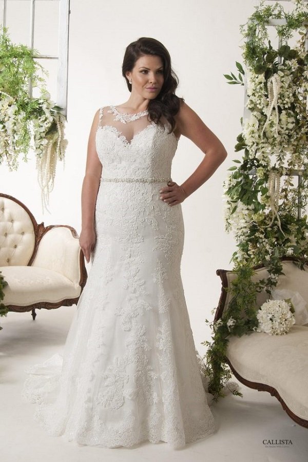 plus size bride in fit and flare gown